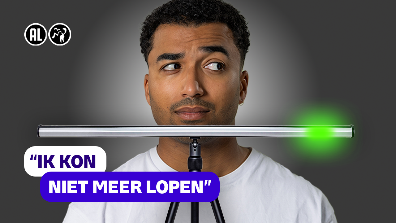 Afbeelding met presentator Benji Heerschop en een lamp voor EMDR-therapie