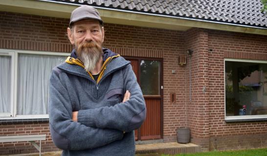 Arjan kijkt uit over het water