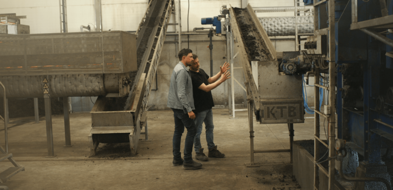 Liters varkenspoep klotsen over de lopende band, op zoek naar waarde ...