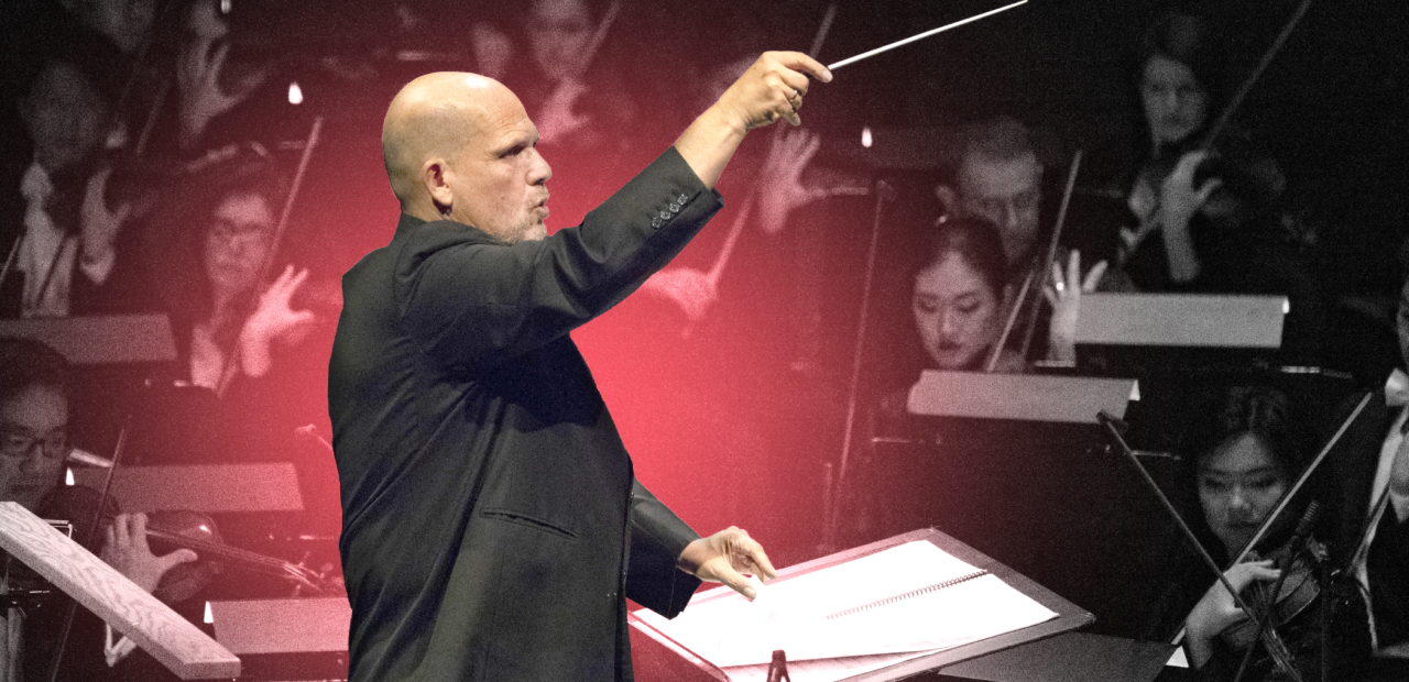 Jaap van Zweden dirigeert een orkest