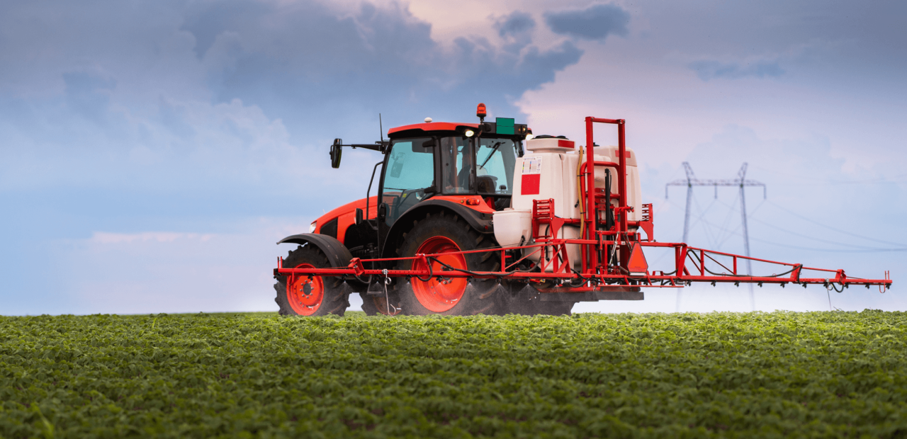 Het bespuiten van de landbouw met fungicide.