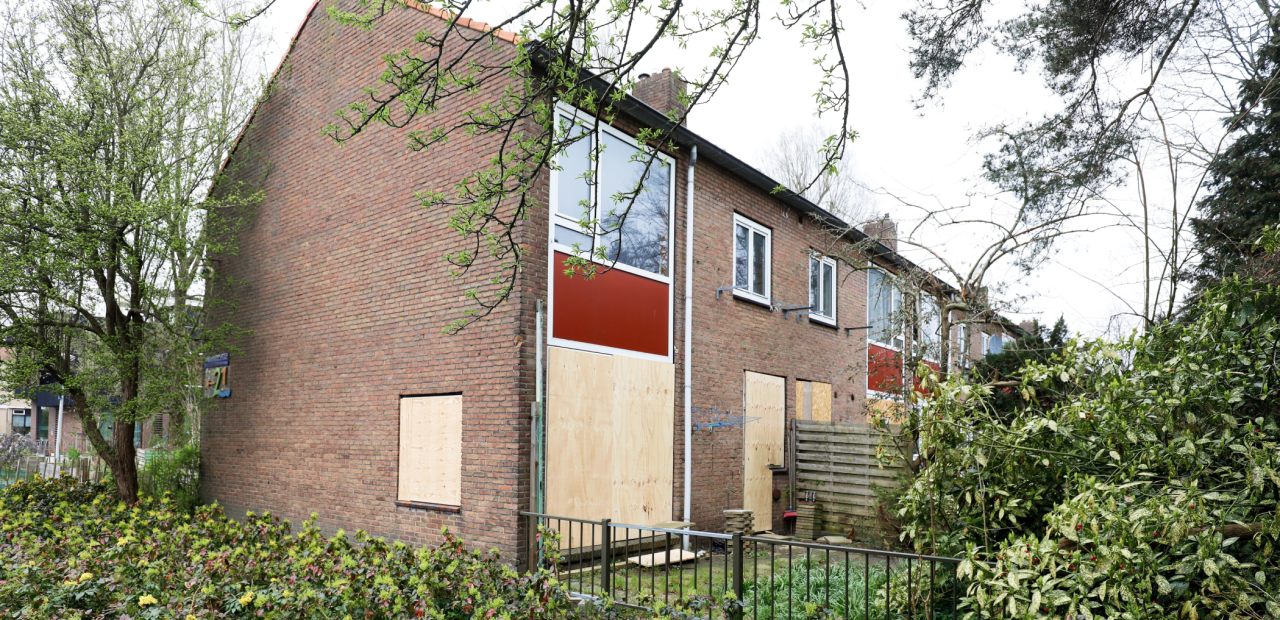 Een lege rijtjeswoning in het land, er staan 90.000 woningen langdurig leeg