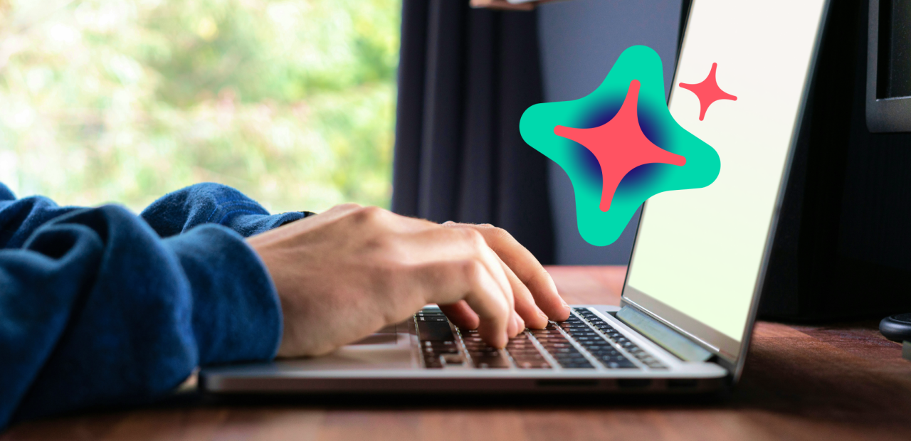 Iemand typt achter de laptop met een logo'tje van de chatbot in beeld