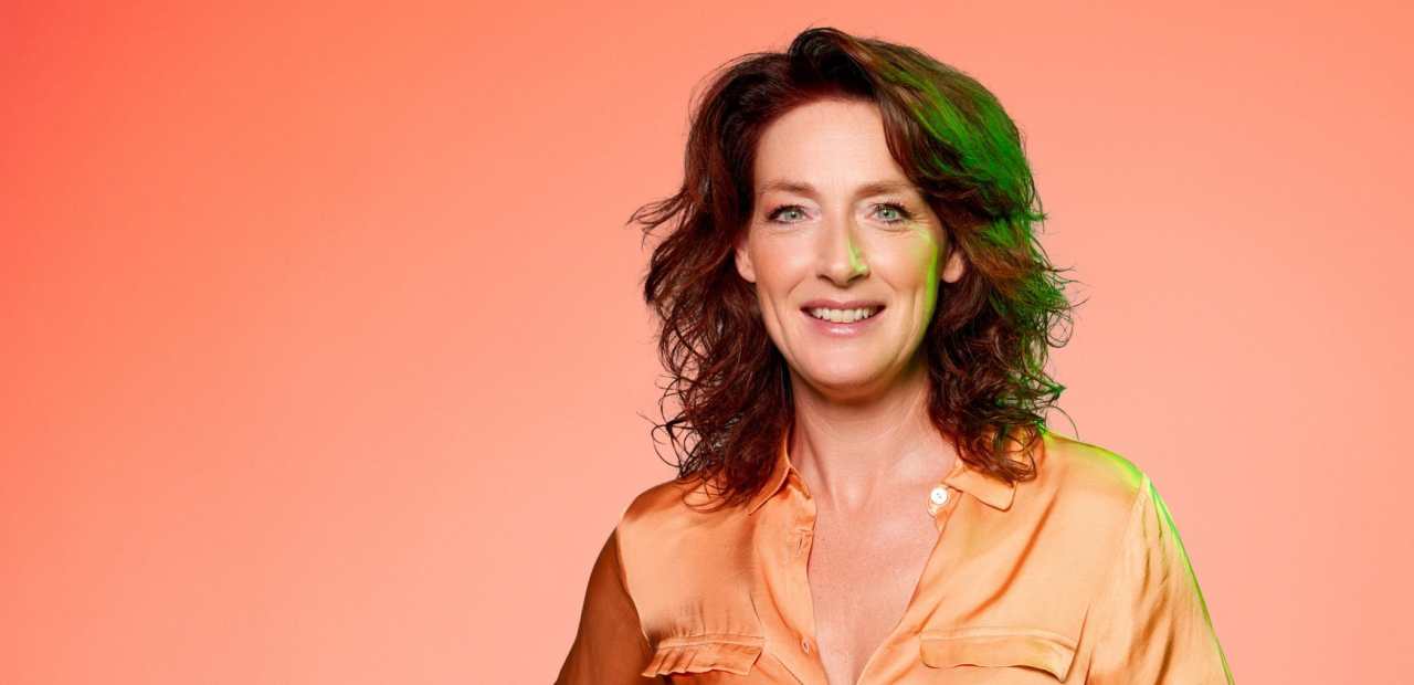 Afbeelding met daarop presentator Ghislaine Plag