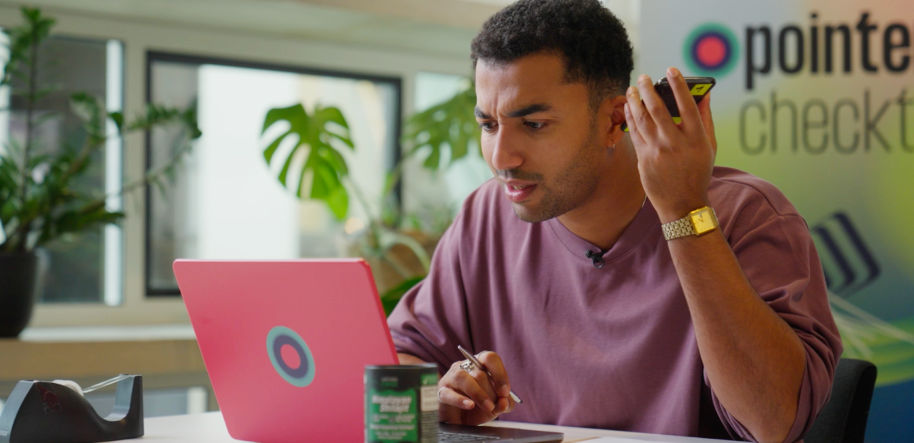 Benji belt met een medewerker van Wellness Nest