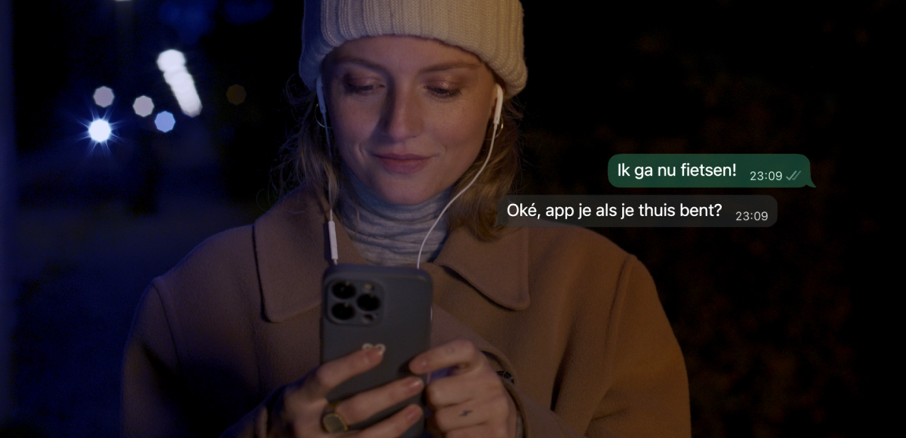 Vrouw die op haar telefoon kijkt