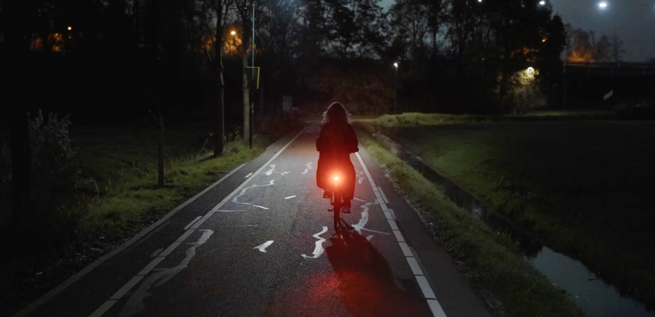 Hier op de fiets is Merel altijd alert