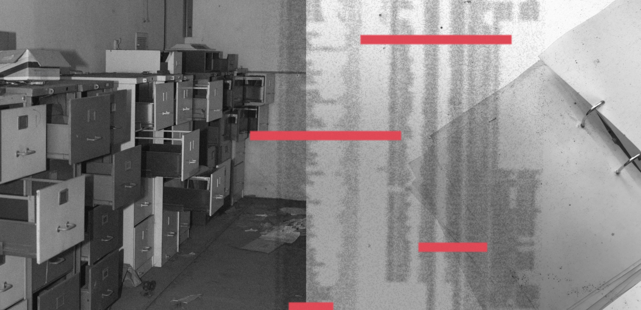 Afbeelding met daarop oude dossier-kasten en documenten