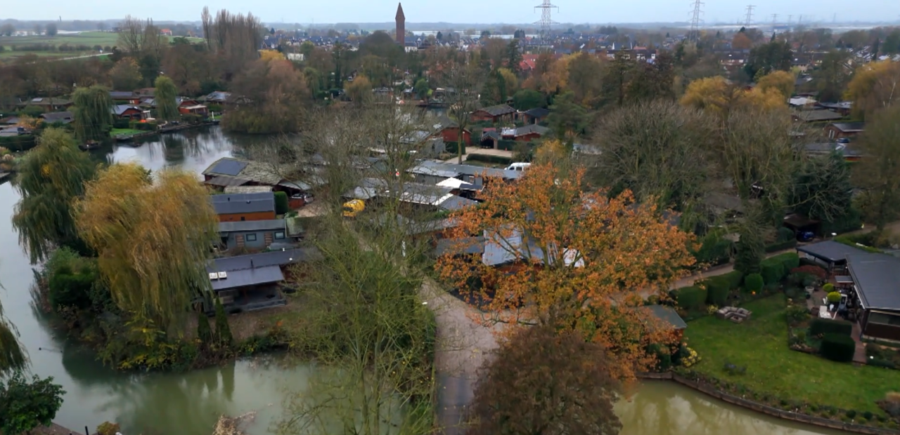 Afbeelding met daarop een vakantiepark van bovenaf