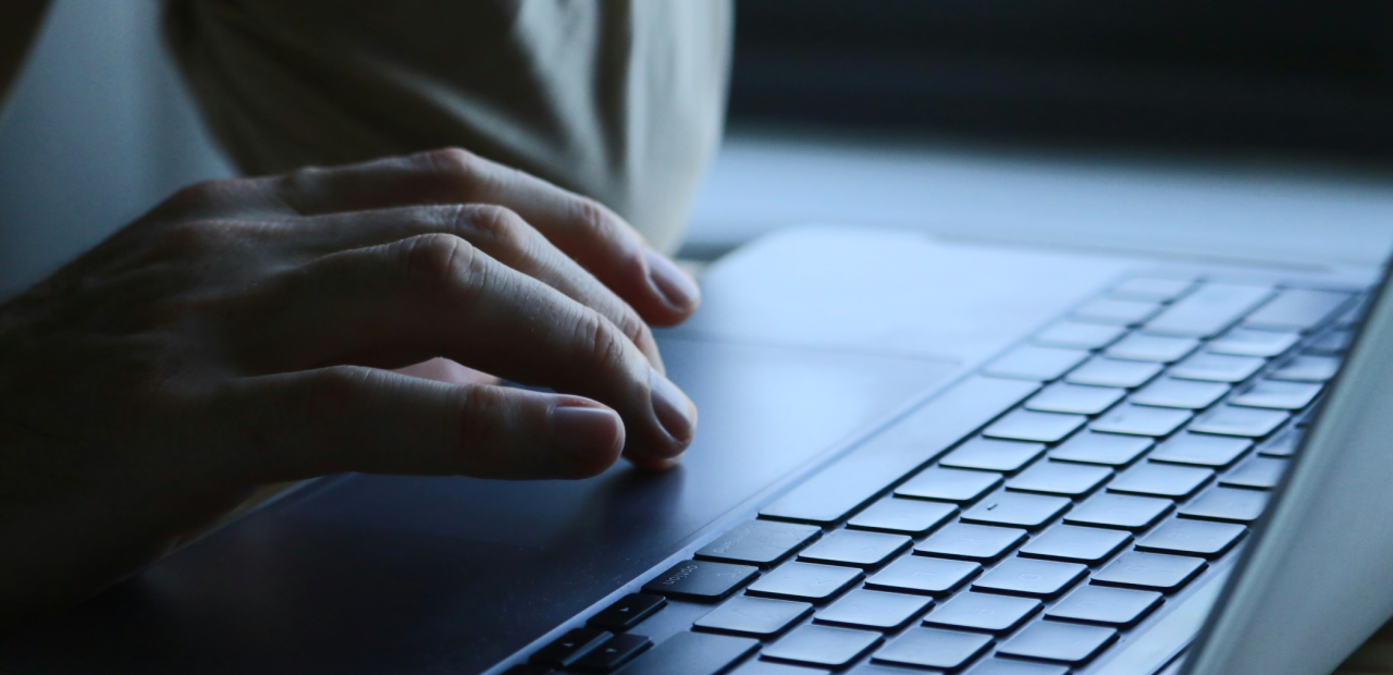 Iemand is het internet aan het browsen op een laptop