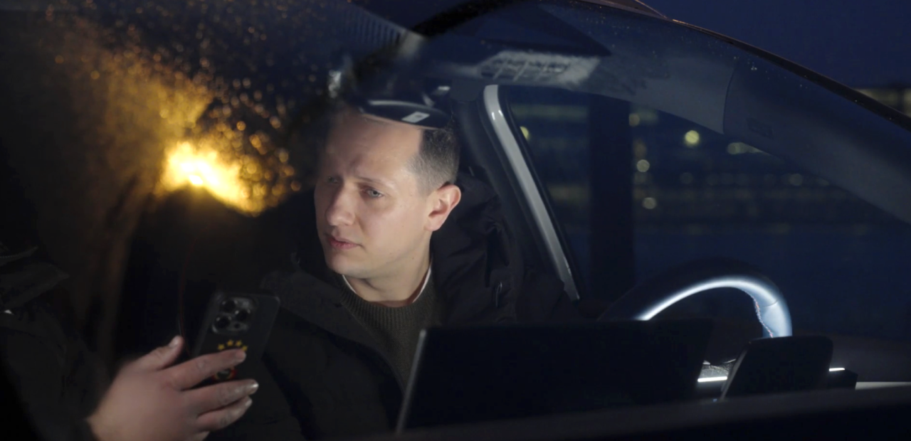 Jos de Groot van Pointer in gesprek met een glazenwasser uit Zaandam. 