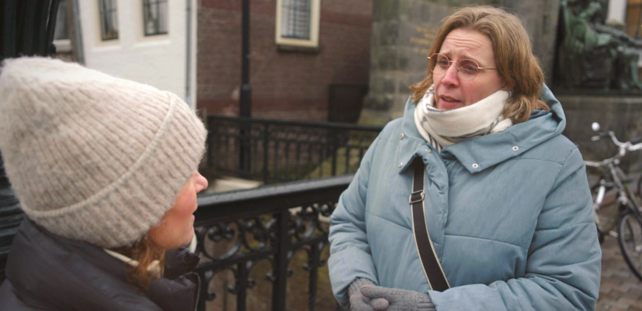 Afbeelding met daarop presentator Marijn Frank en Corine