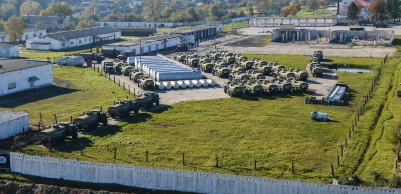 Trucks op een Russische militaire basis