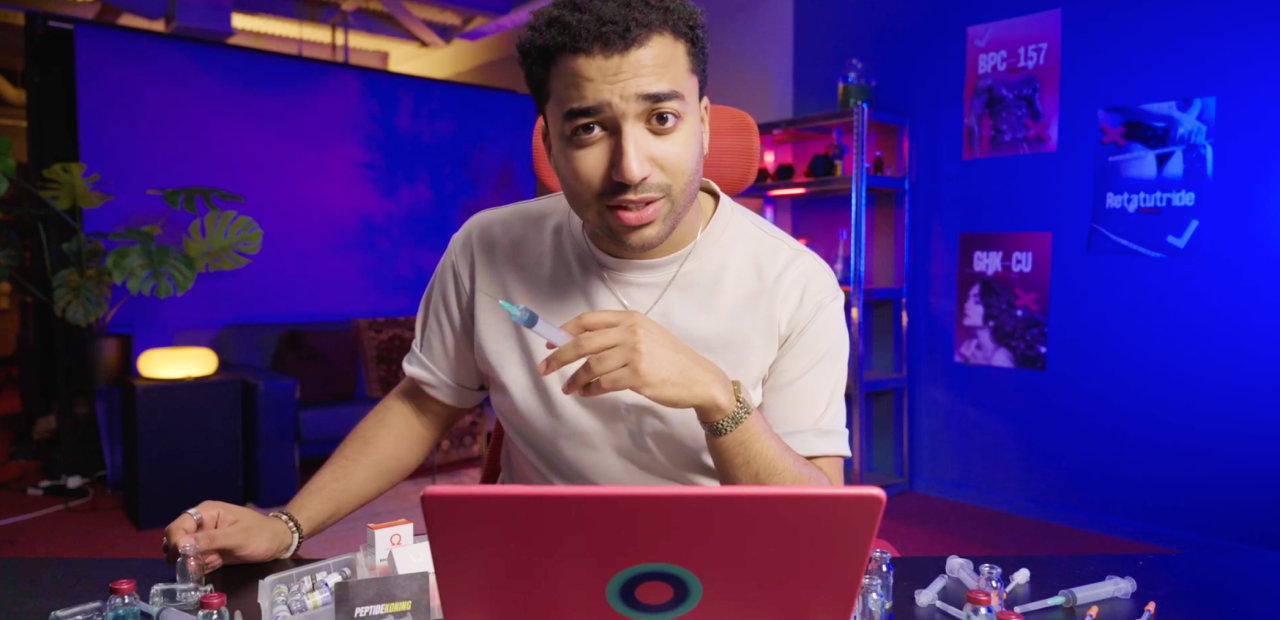 Presentator Benji Heerschop met een flesje peptiden en een naald.