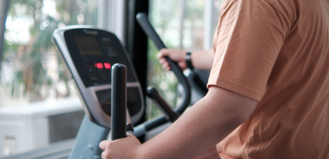 Header met daarop een sportende jongere