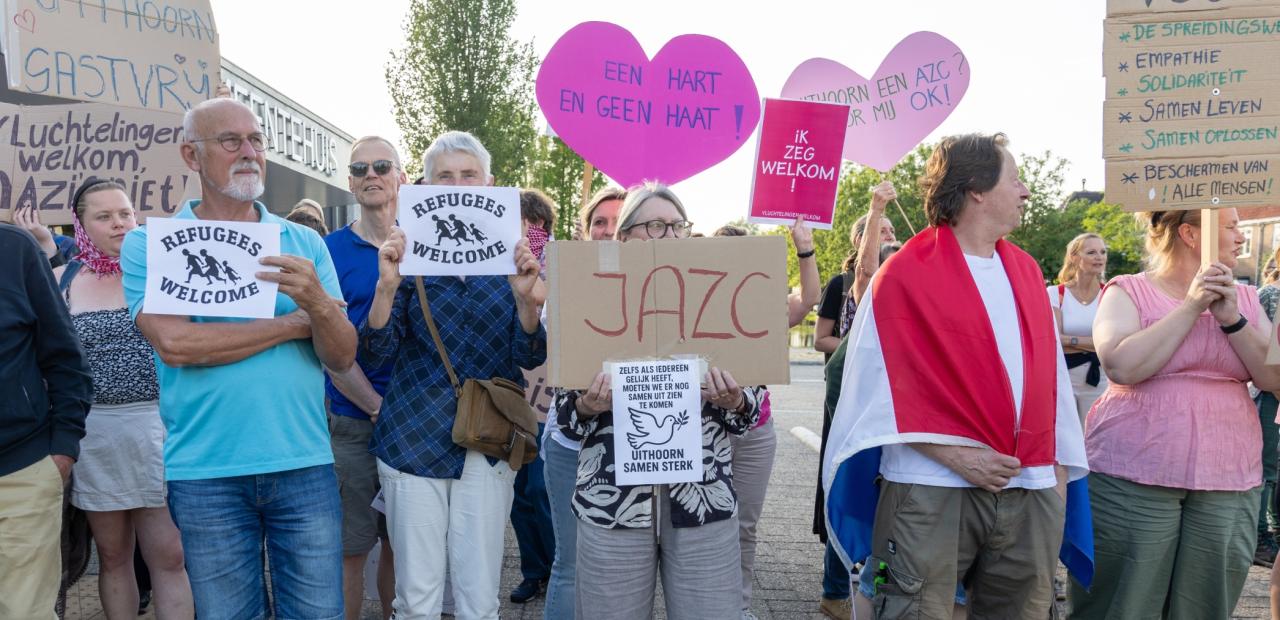 Voorstanders voor de komst van vluchtelingen demonstreren