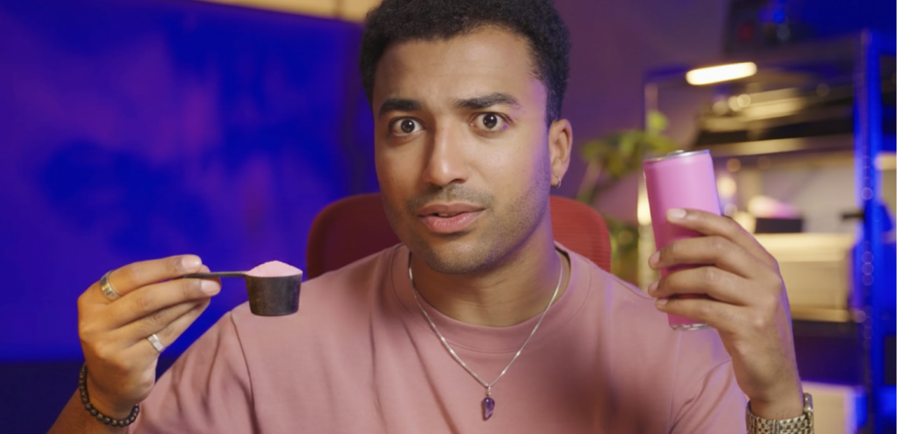 Pointer Checkt-presentator Benji houdt een maatschep met pre-workout en een blikje energydrank vast