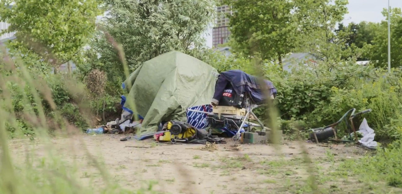 Een dakloze man overnacht in een tent