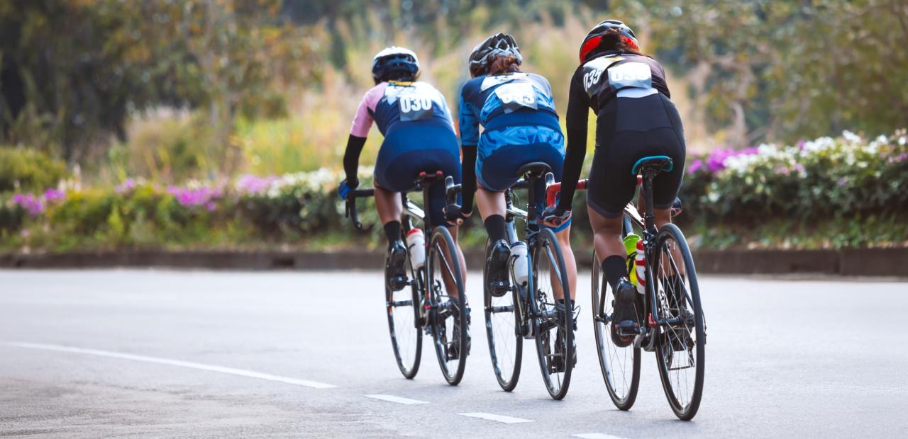 Drie wielrenners op de weg
