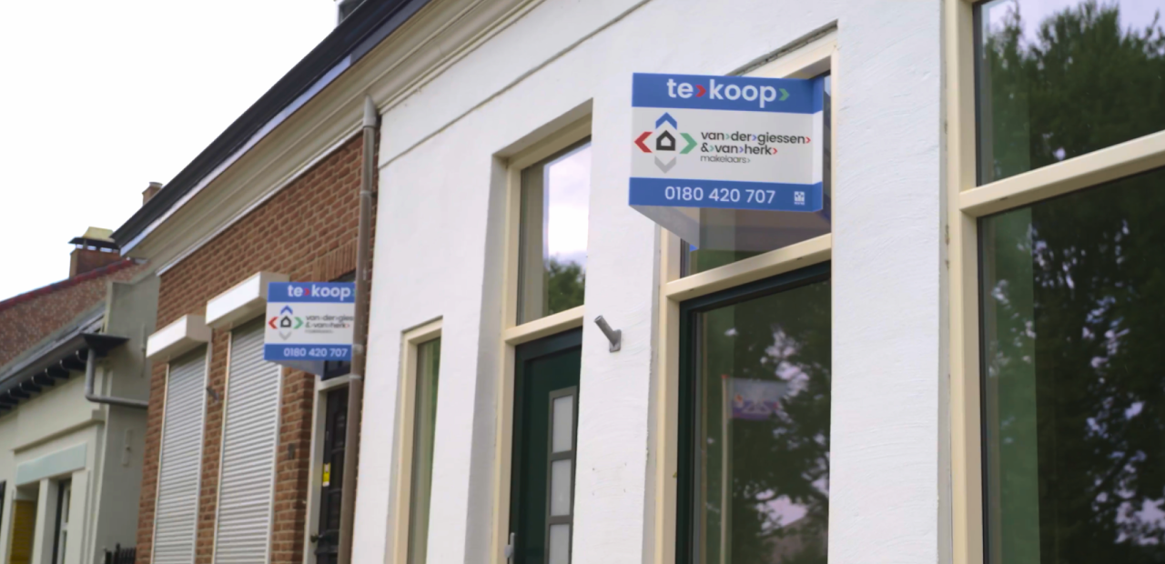 Aan de dijk in Moerdijk staan meerdere huizen naast elkaar te koop