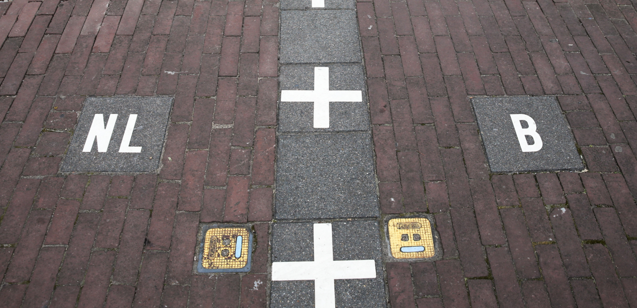 n Nederland is het makkelijk om een uitzendbureau op te richten, in België zijn grote, goedkopere huizen beschikbaar. In de Belgische stad Lommel maakt de politiek zich zorgen.  