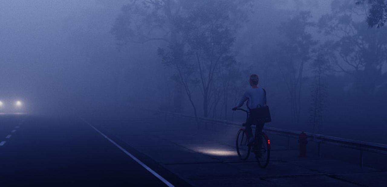 Vrouw fietst op een donker fietspad