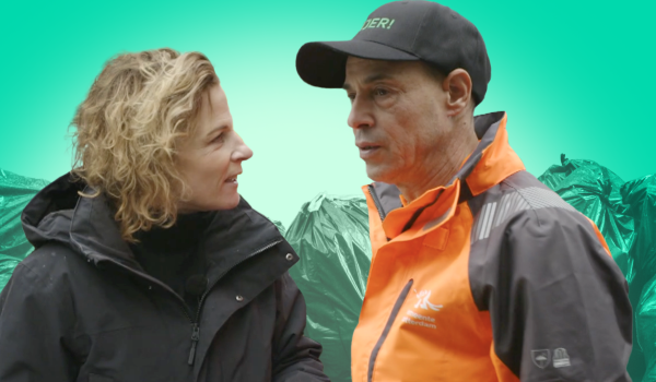 Afbeelding met daarop Roos Abelman en een vuilnismedewerker