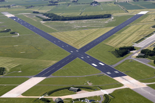 De start- en landingsbanen van vliegbasis Leeuwarden