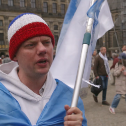 Activist Max van den Berg, tijdens vredesprotest in Amsterdam