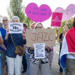 Voorstanders voor de komst van vluchtelingen demonstreren
