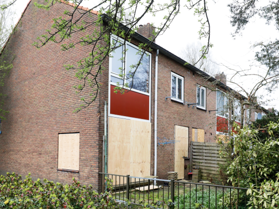 Een lege rijtjeswoning in het land, er staan 90.000 woningen langdurig leeg