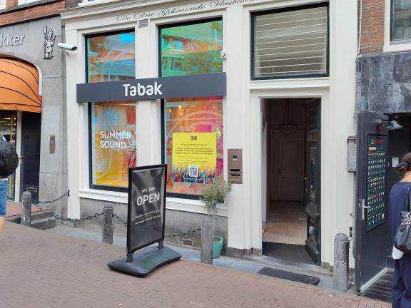 Tabakwinkel op de Nieuwezijdse voorburgwal