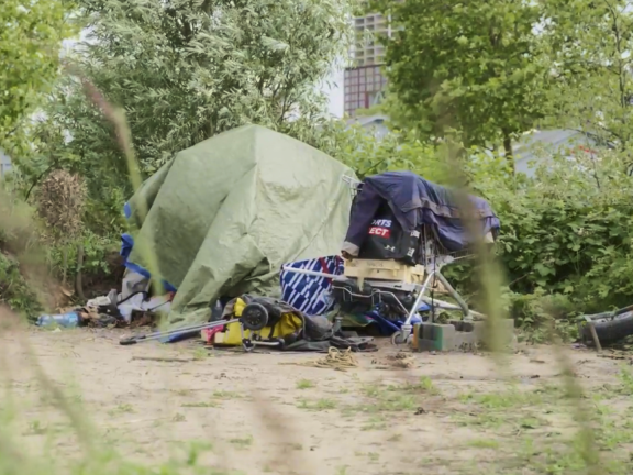 Een dakloze man overnacht in een tent