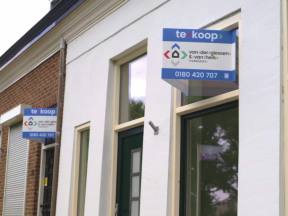 Aan de dijk in Moerdijk staan meerdere huizen naast elkaar te koop