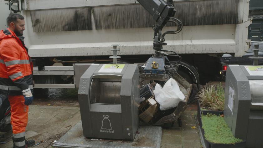 Bijgeplaatst afval naast de container, rechts een container met tuintje