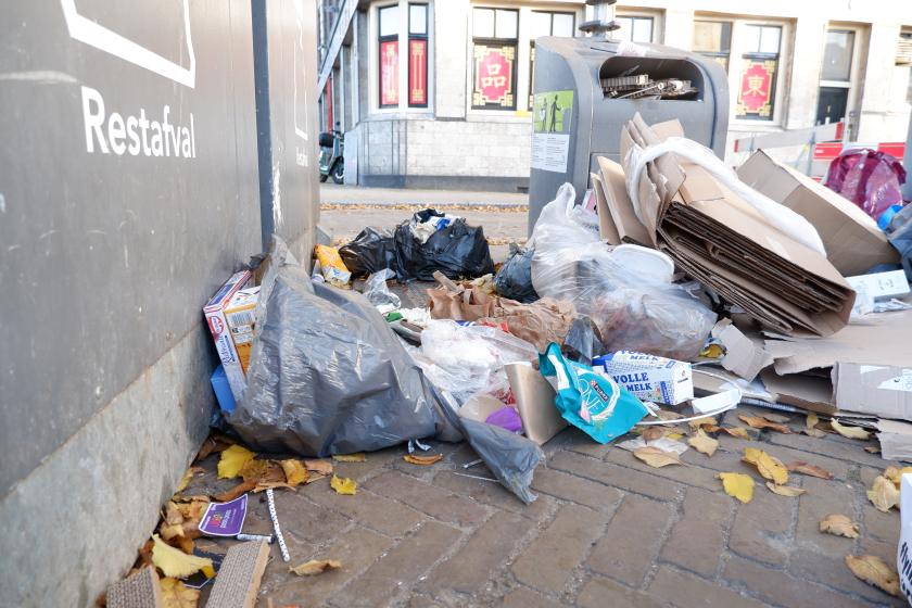 Containers op de hoek van de Kloveniersburgwal en de Nieuwmarkt waar de gemeente het vaakst bijgeplaatst afval aantrof dit jaar