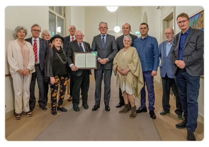Hubert van Blankenstein met de ingelijste excuses van de gemeente Groningen