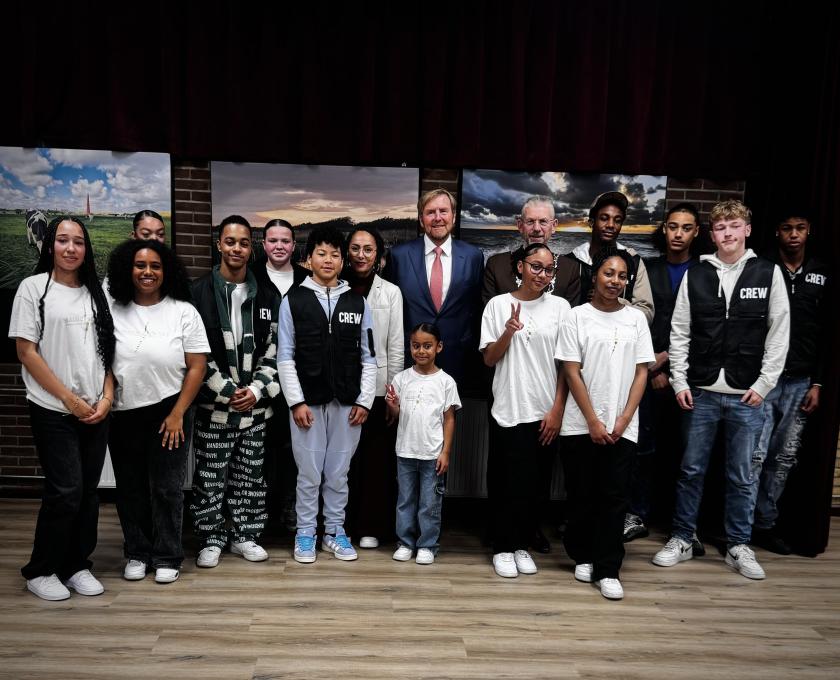 Kwen Katuk en de crew van MagicMoves met Koning Willem-Alexander en burgemeester Jan de Boer