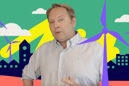 Oprichter RES inbeeld omringt door windmolns