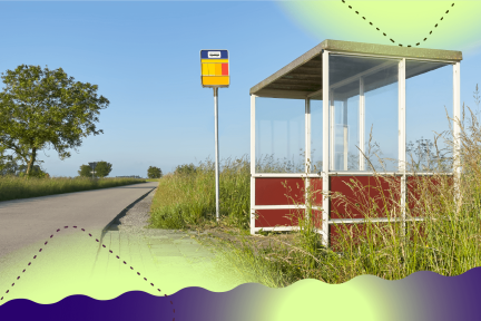 Een verlaten bushokje naast een lege weg