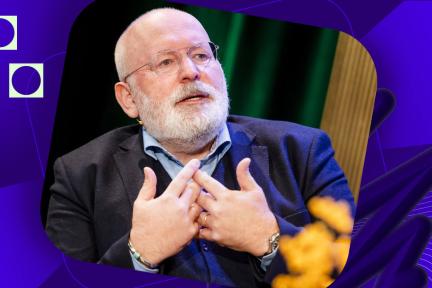 Frans Timmermans spreekt met de handen voor de borst