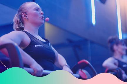 Instructeur Nicole geeft les