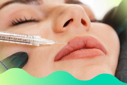 Vrouw krijgt filler in lip gespoten
