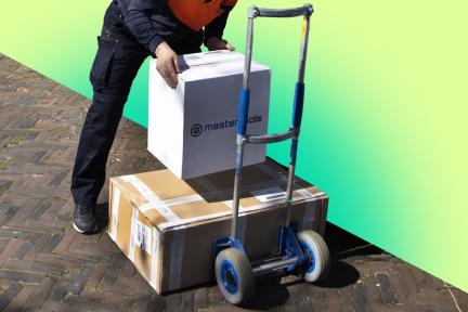Koerier stapelt pakketjes op