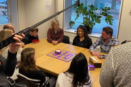 Thuiszitters doen spelletjes bij de Binnenhaven