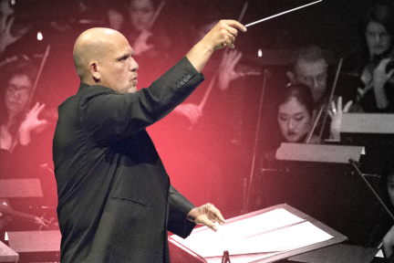Jaap van Zweden dirigeert een orkest