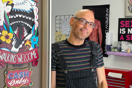 Piercer Illy in zijn winkel