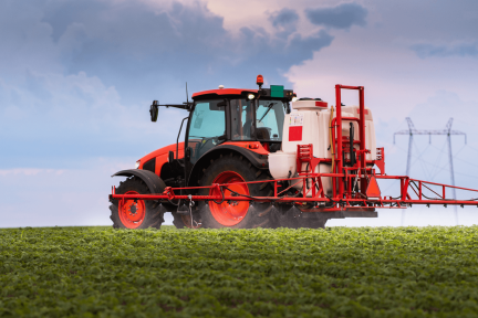 Het bespuiten van de landbouw met fungicide.