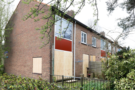 Een lege rijtjeswoning in het land, er staan 90.000 woningen langdurig leeg