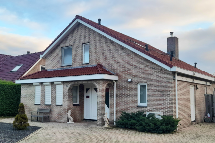 Vakantiehuizen van steen, zouden geschikt zijn voor permanente bewoning